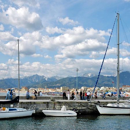 Villino Caproni Apartment Viareggio Bagian luar foto